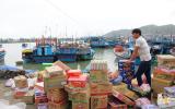 Ngư dân mang theo đầu heo, gà vịt, sẵn sàng đón Tết trên biển